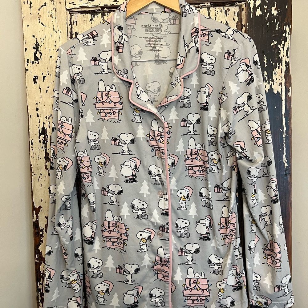 Muncie Munki x Peanuts Christmas Snoopy and Woodstock pajama top. Size S.